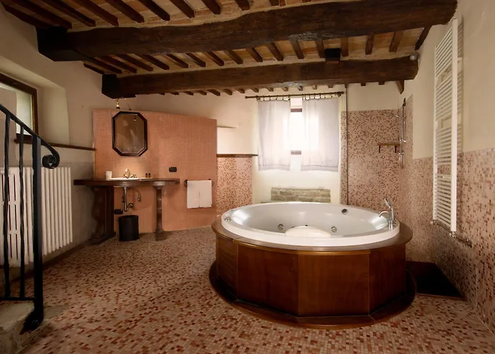 Hotel Con Piscina Castello Di Petroia